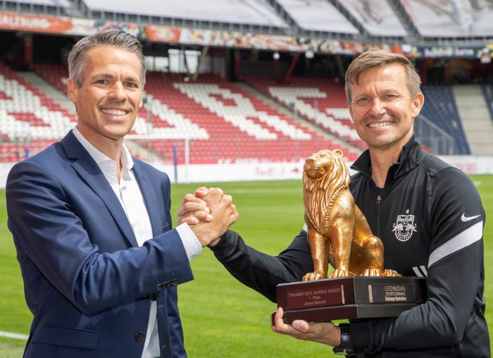 Zum Abschied aus Salzburg durfte Erfolgstrainer Jesse Marsch seinen zweiten Goldenen Leonidas als Trainer des Jahres empfangen – Thomas Beran (Markenleiter Audi) gratulierte.