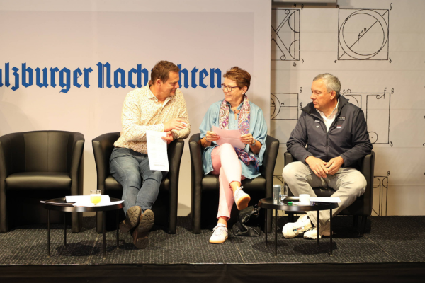 Diskutiert wurde intensiv – Otto Konrad und Fritz Strobl durften auch noch Judith Floimair (Bildmitte) gratulieren, die am 2. März ihren 60. Geburtstag gefeiert hatte. (©SN/Leonidas)