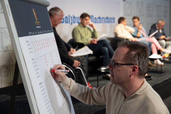 SN-Marketingchef Christian Lassner notierte alle Wertungen der Jurymitglieder. (©SN/Leonidas)